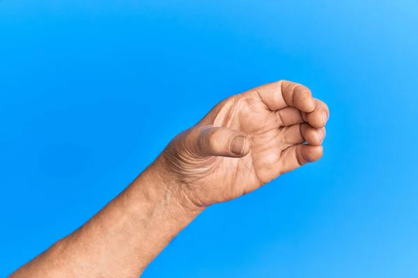 Mano Uomo Ispanico Anziano Sfondo Blu Isolato Tenendo Oggetto Invisibile — Foto Stock