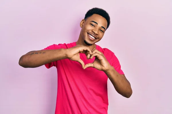 Fiatal Afro Amerikai Férfi Casua Pólóban Szerelmes Mosollyal Szív Szimbólum — Stock Fotó