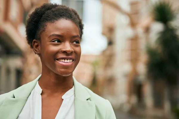 Mladý Africký Americký Podnikateležena Usměvavý Šťastný Stojící Městě — Stock fotografie