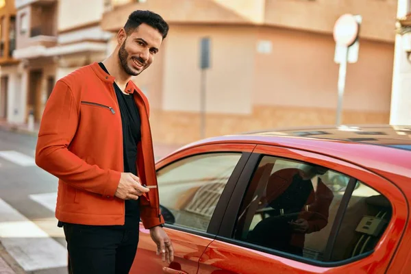 Jovem Hispânico Homem Segurando Chave Carro Novo Cidade — Fotografia de Stock