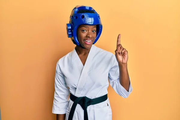 Jovem Afro Americana Vestindo Quimono Taekwondo Capacete Proteção Sorrindo Com — Fotografia de Stock