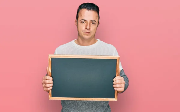 Bonito Jovem Segurando Blackboard Pensamento Atitude Expressão Sóbria Olhar Auto — Fotografia de Stock