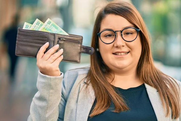 Joven Mujer Negocios Hispana Tamaño Grande Sonriendo Feliz Sosteniendo Billetera —  Fotos de Stock