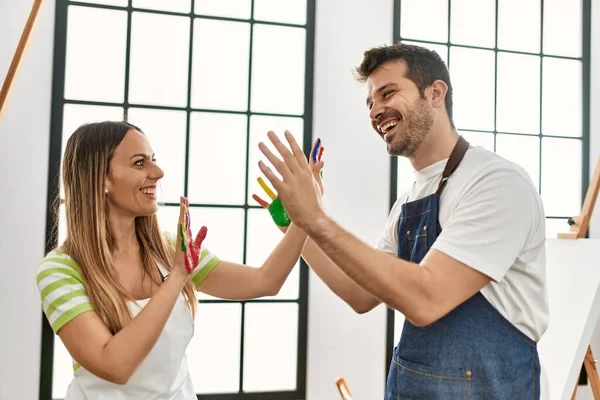 Dos Estudiantes Hispanos Sonriendo Felices Mostrando Las Manos Pintadas Colorulfo — Foto de Stock