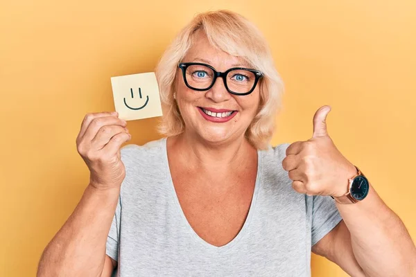 Orta Yaşlı Sarışın Kadın Gülümsüyor Mutlu Pozitif Gülümsüyor Başparmağıyla Mükemmel — Stok fotoğraf