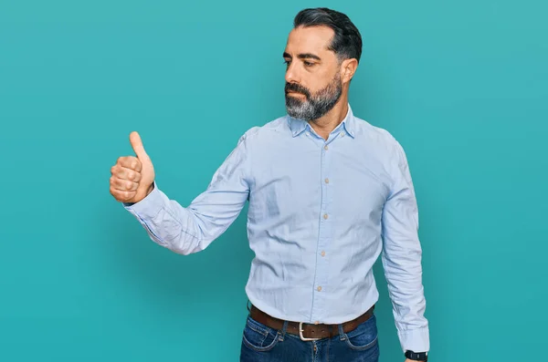 Homem Meia Idade Com Barba Vestindo Camisa Negócios Olhando Orgulhoso — Fotografia de Stock