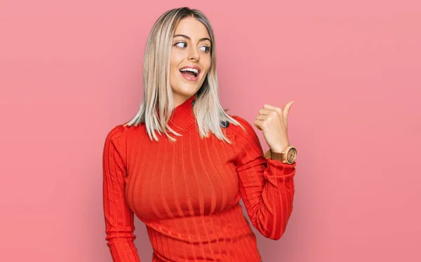 Mulher Loira Bonita Vestindo Roupas Casuais Sorrindo Com Rosto Feliz — Fotografia de Stock