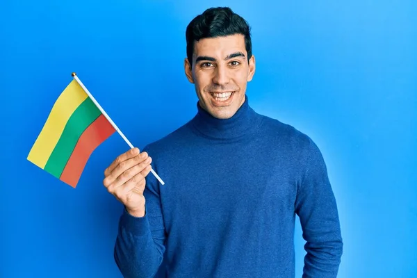 Yakışıklı Spanyol Adam Elinde Litvanya Bayrağı Tutuyor Olumlu Mutlu Görünüyor — Stok fotoğraf
