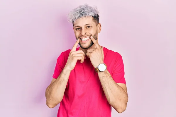Homem Hispânico Jovem Com Cabelo Tingido Moderno Vestindo Camisa Casual — Fotografia de Stock