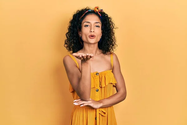 Young Latin Girl Wearing Summer Dress Looking Camera Blowing Kiss — Stock Photo, Image