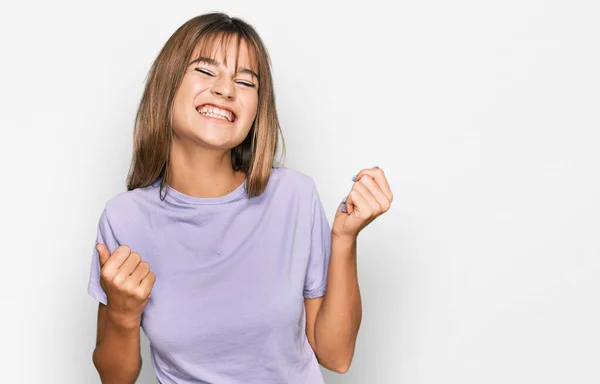 Tiener Kaukasisch Meisje Draagt Casual Kleding Opgewonden Voor Succes Met — Stockfoto