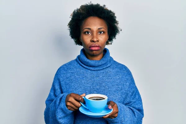Fiatal Afro Amerikai Iszik Egy Csésze Kávét Lazán Komoly Arckifejezéssel — Stock Fotó