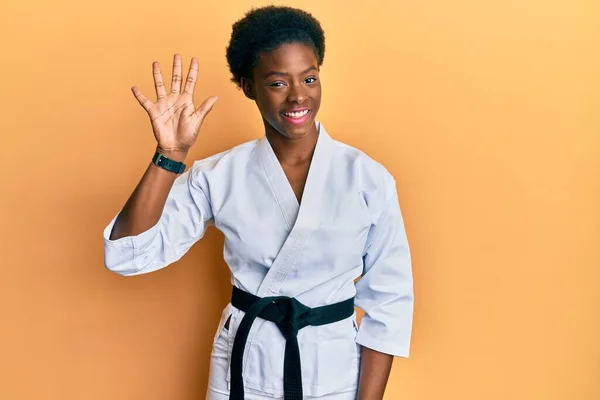 Jong Afrikaans Amerikaans Meisje Dragen Karate Kimono Zwarte Riem Tonen — Stockfoto