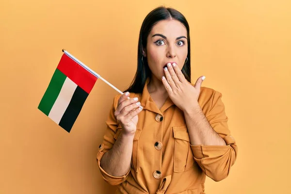 Jovem Morena Segurando Árabe Unido Emirates Bandeira Cobrindo Boca Com — Fotografia de Stock