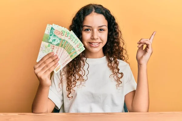Adolescente Hispânico Menina Segurando Hong Kong Dólares Notas Sorrindo Feliz — Fotografia de Stock