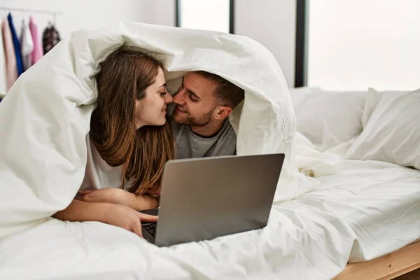 Joven Pareja Caucásica Viendo Película Utilizando Ordenador Portátil Tumbado Cama — Foto de Stock