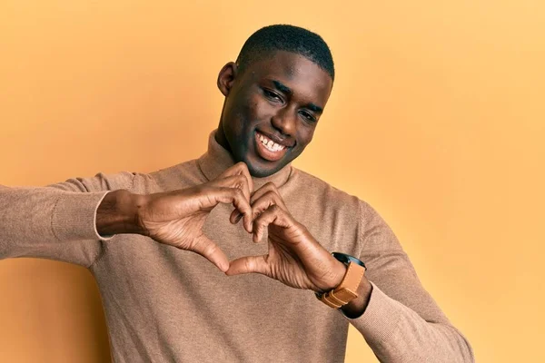 Jovem Afro Americano Vestindo Camisola Inverno Casual Sorrindo Amor Fazendo — Fotografia de Stock