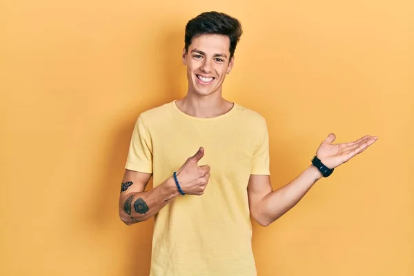 Spanyol Asıllı Genç Adam Günlük Sarı Tişört Giyiyor Avuç Içi — Stok fotoğraf