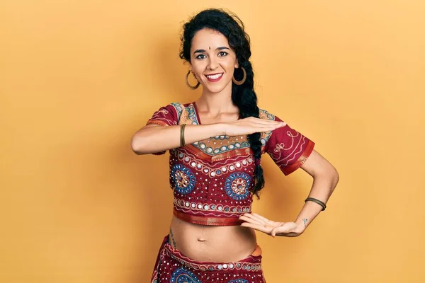 Νεαρή Γυναίκα Που Φοράει Bindi Και Bollywood Ρούχα Gesturing Χέρια — Φωτογραφία Αρχείου