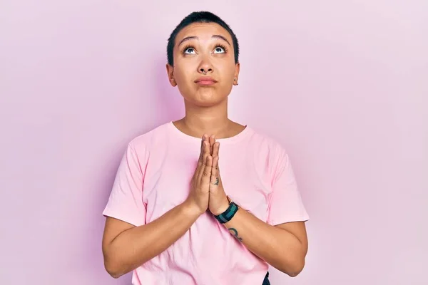 Mulher Hispânica Bonita Com Cabelo Curto Vestindo Camisa Rosa Casual — Fotografia de Stock