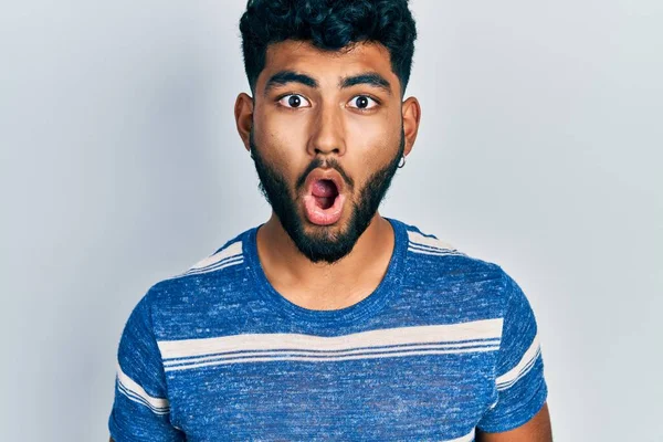 Homem Árabe Com Barba Vestindo Casual Listrado Shirt Assustado Espantado — Fotografia de Stock