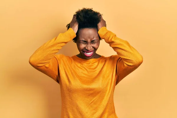 若いアフリカ系アメリカ人女性は 痛みや片頭痛のために絶望的な頭痛やストレスに苦しんでカジュアルな服を着ています 手を頭に — ストック写真