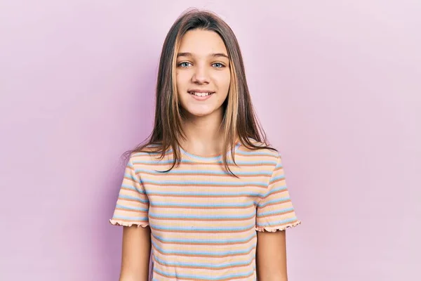 Junges Brünettes Mädchen Lässig Gestreiftem Shirt Mit Einem Fröhlichen Und — Stockfoto