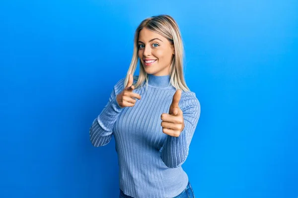 Bella Donna Bionda Che Indossa Abiti Casual Puntando Dito Verso — Foto Stock