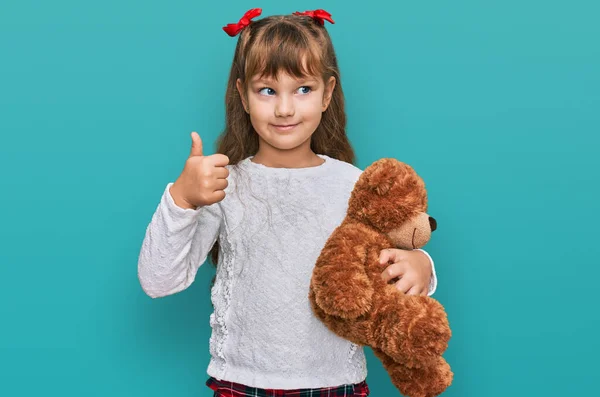 Pequeña Niña Caucásica Niño Abrazando Osito Peluche Peluche Sonriendo Feliz —  Fotos de Stock