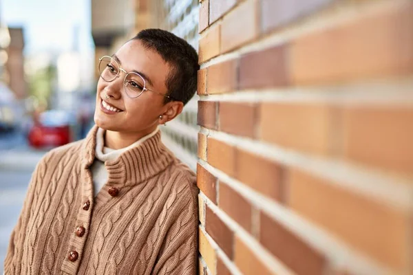 Bella Donna Ispanica Con Capelli Corti Sorridente Felice All Aperto — Foto Stock