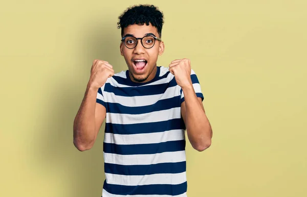 Ung Afrikansk Amerikan Man Bär Casual Kläder Och Glasögon Firar — Stockfoto