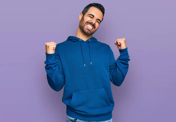 Junger Hispanischer Mann Lässiger Kleidung Sehr Glücklich Und Aufgeregt Dabei — Stockfoto