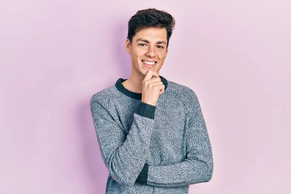 Joven Hispano Vestido Con Ropa Casual Sonriendo Mirando Confiado Cámara —  Fotos de Stock