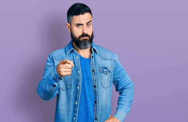 髭を持つヒスパニック系の男性のカメラに指を指して懐疑的で緊張し 問題のために動揺を眉をひそめている 否定的な人 — ストック写真