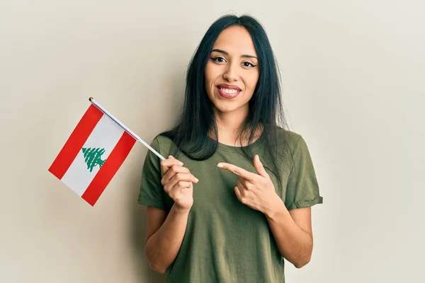 Menina Hispânica Jovem Segurando Bandeira Lebanon Sorrindo Feliz Apontando Com — Fotografia de Stock