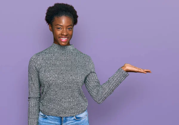 Jong Afrikaans Amerikaans Meisje Dragen Casual Kleding Lachende Vrolijke Presenteren — Stockfoto