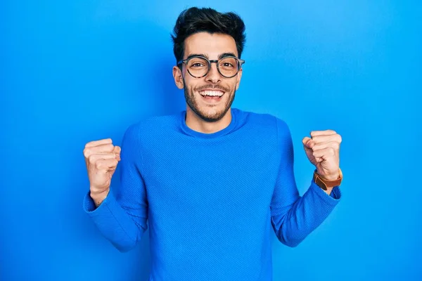 Joven Hombre Hispano Vistiendo Ropa Casual Gafas Celebrando Sorprendido Sorprendido —  Fotos de Stock