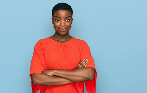 Jovem Afro Americana Vestindo Roupas Casuais Rosto Feliz Sorrindo Com — Fotografia de Stock