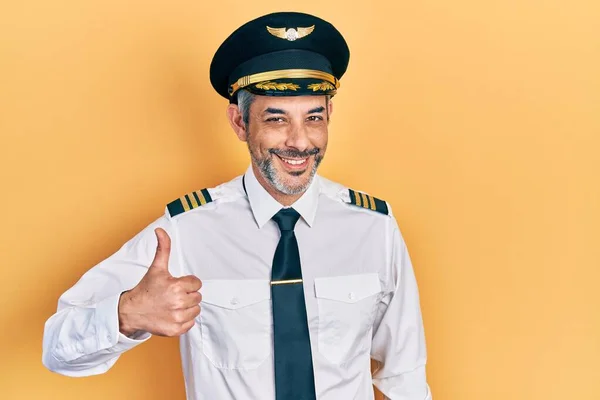 Knappe Man Van Middelbare Leeftijd Met Grijs Haar Vliegtuigpilotenuniform Die — Stockfoto