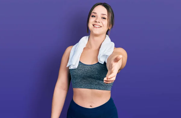 Menina Hispânica Jovem Vestindo Roupas Esportivas Toalha Sorrindo Alegre Oferecendo — Fotografia de Stock