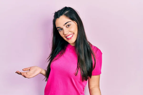 Junges Hispanisches Mädchen Lässigem Rosa Shirt Fröhlich Lächelnd Mit Offenen — Stockfoto