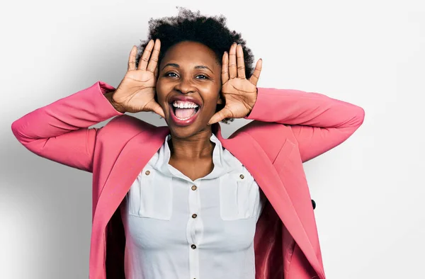 Mujer Afroamericana Con Pelo Afro Vistiendo Chaqueta Negocios Sonriente Alegre — Foto de Stock