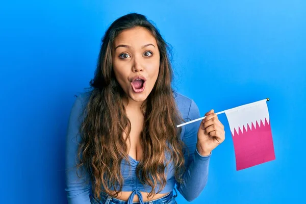 Jeune Fille Hispanique Tenant Drapeau Qatar Effrayé Étonné Avec Bouche — Photo