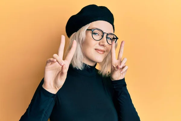 Ung Blond Jente Med Fransk Utseende Beret Som Smiler Mens – stockfoto