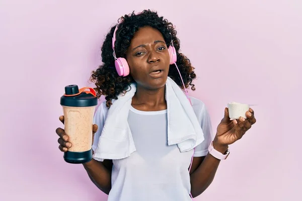 Ung Afrikansk Amerikansk Kvinna Bär Sport Kläder Dricka Proteinshake Chockansikte — Stockfoto