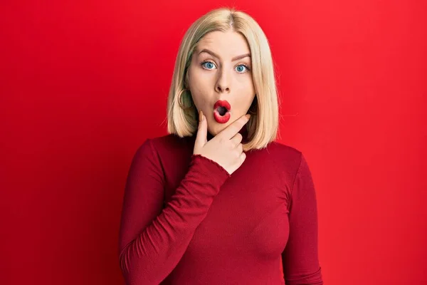 Junge Blonde Frau Lässiger Kleidung Sieht Fasziniert Von Ungläubigkeit Überraschung — Stockfoto
