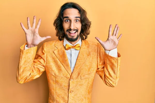 Joven Hombre Hispano Con Mirada Elegante Hipster Mostrando Apuntando Hacia —  Fotos de Stock