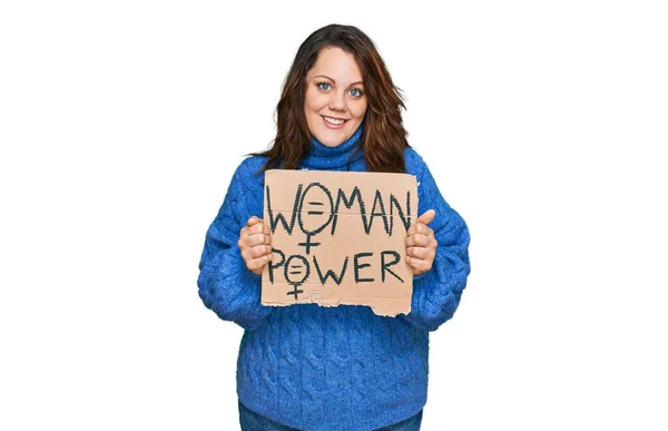 Junge Size Frau Mit Frauenpower Banner Sieht Positiv Und Glücklich — Stockfoto