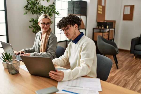 Dos Ejecutivos Negocios Trabajando Oficina —  Fotos de Stock