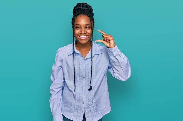 Молодая Африканская Американка Одетая Повседневную Одежду Улыбается Уверенно Жестикулирует Рукой — стоковое фото